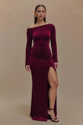 Einschulteriges Bordeauxfarbenes Ballkleid aus Satin mit langen Ärmeln und Schlitz